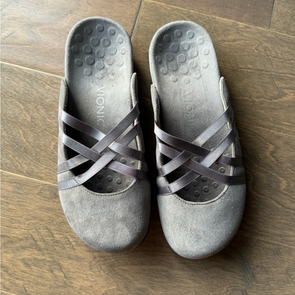 Vionic Women's Gray Crisscross Slip-On Mules